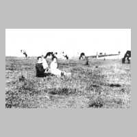 113-0021 Frau Mallunat mit Tochter Frieda und Enkel Ulli auf der Viehweide.jpg